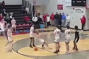 一拳KO！美國校園籃球賽發生沖突，一白人小伙被黑人小伙打昏