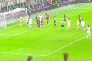 全場沸騰！現場球迷拍攝邁尼昂神勇撲出迪巴拉點球！