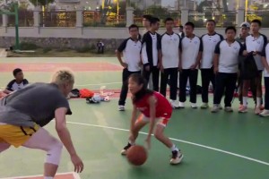 職業球員與愛好者差距有多大？看威姆斯1v1單挑胖揍籃球網紅