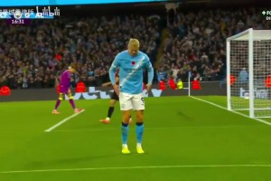 進球機器實錘！哈蘭德進球后模仿機器人動作慶祝