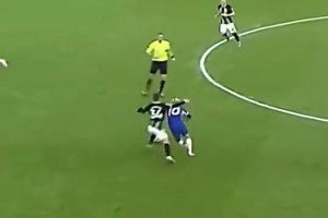 暴脾氣！名場面：法布雷加斯更衣室暴怒！